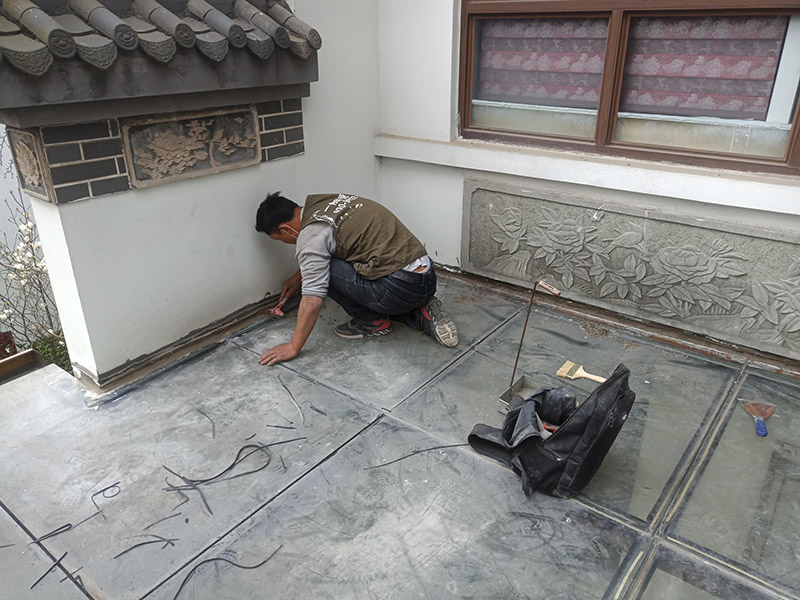 舊防水基層鏟除：1、清除空鼓，用水打濕墻面白粉層后鏟掉墻皮。裝修正式開始前，建議用切割機(jī)根據(jù)空鼓大小進(jìn)行切割清除，除去日后裂縫隱患。 2、清除浮灰，用界面劑輥刷墻面。用粗毛鋼刷去除墻面浮塵，然后整個(gè)墻面用界面劑輥刷一遍，或者用界面劑拉毛處理，增強(qiáng)封固層和找平層之間的附著力。在界面劑的選擇上，建議使用質(zhì)量稍微好一些的“界面處理劑”，市場(chǎng)上一般有分為高分子乳液性界面劑、水溶性高分子界面劑、淀粉類界面劑等。