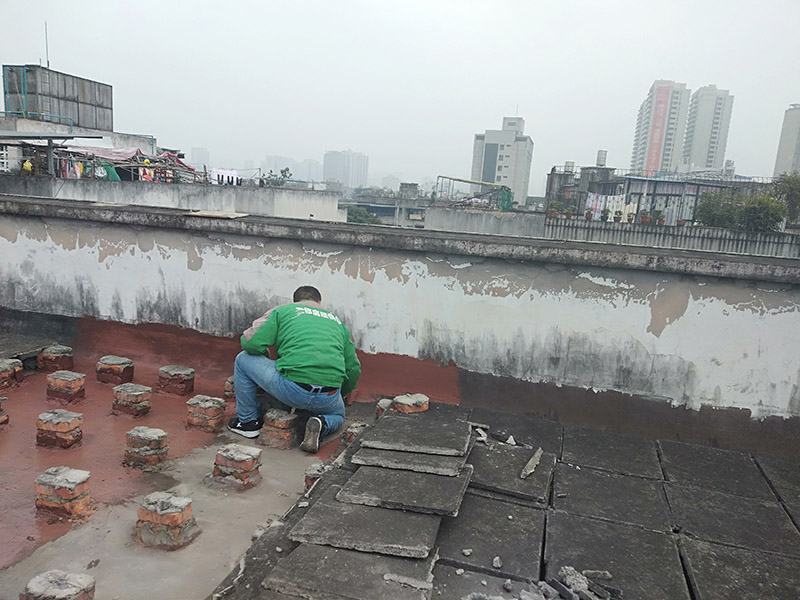 屋面防水施工：涂膜防水層依附于基層，基層質(zhì)量好壞，直接影響防水涂膜的質(zhì)量。因而在涂膜施工前，應對基層進(jìn)行認真的檢查和必要的處理，使之達到涂膜施工的要求。涂料的涂布應采取“先高后低、先遠后近、先立面后平面”的施工順序。同一屋面上先涂布排水比較集中的水落口、天溝、檐口等節點(diǎn)部位，再進(jìn)行大面積的涂布。用滾刷或毛刷均勻地涂刷多遍，直到達到規定的涂膜厚度要求，不得漏底，待涂層干固后，才能進(jìn)行下一道工序。當多遍涂布時(shí)，每遍涂刷方向應與上一遍方向相垂直。