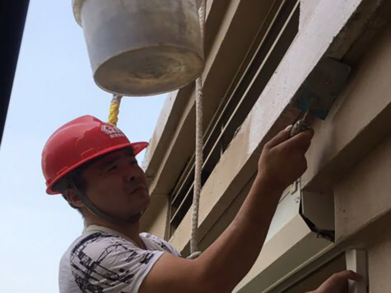 高空外墻防水：外墻面洞和較大裂縫防水密封前用噴水槍等工具將待治理的外墻面、伸縮縫、窗框等部位清理干凈，使施工的外墻面及縫、孔、洞部位達到無(wú)油、無(wú)塵土、無(wú)水泥松散顆粒等雜物。待其干燥后，將孔、洞、縫用防水密封材料嵌填密實(shí)，并達到與原顏色一致，再用快速堵漏靈和透明防水膠膜進(jìn)行精心施工。 整體條形瓷磚外墻面防水，采用高效環(huán)保型憎水進(jìn)行精心施工。該材料具有防水性能優(yōu)異、透氣性能良好、施工方便、使用安全、質(zhì)量可靠、耐久性好等特點(diǎn)。