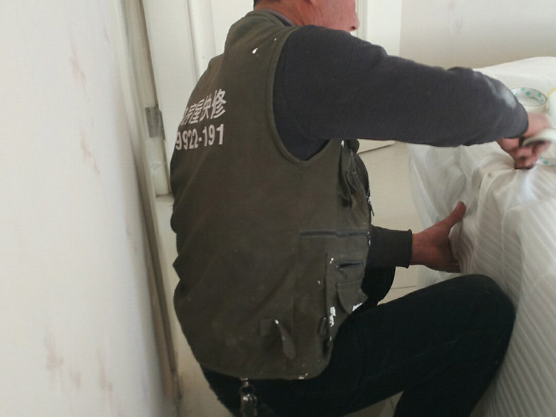 全屋家具保護案例：房屋整體裝修完成后再將家具進(jìn)行定制安裝，所以在安裝過(guò)程中可能會(huì )對已經(jīng)裝修好的工程造成些許損壞，這個(gè)時(shí)候就需要注意對家中的地面、墻面、門(mén)窗等進(jìn)行保護，以免造成不要的損壞。水管電線(xiàn)是在房屋裝修時(shí)就已經(jīng)改造好了，在定制家具的安裝過(guò)程中要注意盡量不要改動(dòng)墻面的水管電線(xiàn)，因為如果改造不好就會(huì )造成家里用水用電不便，甚至可能會(huì )引起事故。