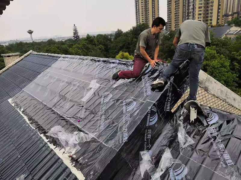 屋面防水卷材鋪貼:1.熱熔法：指采用加熱器熔化防水卷材底層的熱熔膠，實(shí)現(xiàn)卷材與基層粘結(jié)的方法稱為熱熔法。 2.冷粘法：指采用膠結(jié)材料直接實(shí)現(xiàn)防水卷材與基層粘結(jié)的方法稱為冷粘法。 3.自粘法：指采用帶有自粘膠的防水卷材，不需熱加工，也不需另涂膠結(jié)材料，而直接實(shí)現(xiàn)防水卷材與基層粘結(jié)的方法稱為自粘法。 4.熱瀝青法：指采用熱瀝青膠結(jié)材料直接實(shí)現(xiàn)防水卷材與基層粘結(jié)的方法稱為熱瀝青法。 屋面卷材按施工工藝不同可選用滿貼、條粘、點(diǎn)粘和空鋪等方法施工。鋪貼時(shí)應(yīng)同時(shí)將卷材下面的空氣排出，卷材平整，粘結(jié)牢固，接縫處必須滿粘，接縫嚴(yán)密。