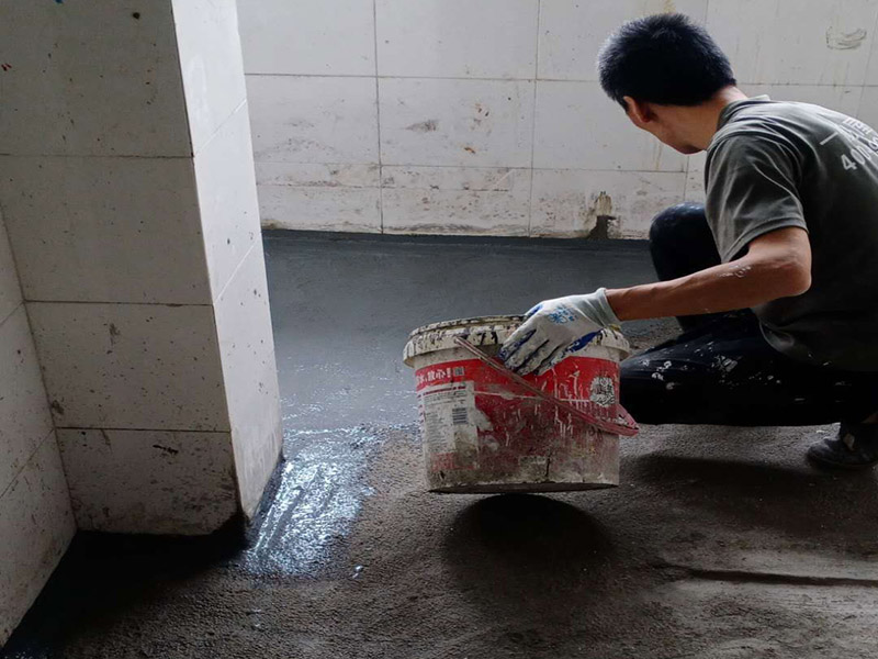 衛生間地面防水：1.利用水泥砂漿水泥砂漿或豆石混凝土鋪平坡度。訣竅是：地漏附近坡度大，門(mén)口附近坡度小。 2.利用管根密封膏封嚴管線(xiàn)，管線(xiàn)要穿透樓板根部。刷防水涂料時(shí)可以貼1-2層玻璃絲布加強防水性。 3.墻壁表面打磨成干凈平光沒(méi)有顆?；覊m，墻壁與地面的交接區域注意原角和坡角的設置。 4.聚氨酯防水涂膜由管根和墻角處開(kāi)始進(jìn)行涂抹，在常溫下經(jīng)過(guò)4小時(shí)放干后，再大面積涂抹和刮刷。注意涂料總厚度大于1. 5毫米，不能有漏刮和鼓泡的不良現象。24小時(shí)后立面涂刷下一層，之后再以垂直的方向進(jìn)行二次涂刷。最后涂膜半固化，拋甩粗砂粒方便與水泥砂漿融合。 5.防水層的設置與具體區域有關(guān)。防水地面的防水層應高出地面200寬，地面防水層應超出衛生間門(mén)口以外300寬。而又淋浴的衛生間墻面防水層則應設置為高出地面1800寬。 6.展開(kāi)閉水實(shí)驗的時(shí)候，先完成防水工作再利用包立管方法。之后再局部進(jìn)行防水。閉水試驗也可為了避免破壞地面防水層而免做。