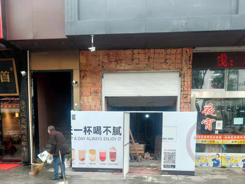 門(mén)店裝修翻新：店鋪裝修步驟首先要做的就是設計，要保證可以設計得合理規范，要讓設計有很好的感覺(jué)，必須要積極努力的達到目標，可行性與功能性，都是重要的基礎。做好店鋪裝修的目標非常的明確，重點(diǎn)就在于可以追求細節盡求完美，實(shí)現裝修的目的。店鋪裝修步驟掌握到流程，先設計，再注重基礎施工，最后在細節的裝修過(guò)程中，表現得很有目的性，這樣的裝修目標實(shí)現，最后一步很重要的，也是實(shí)現裝修服務(wù)的關(guān)鍵與重點(diǎn)