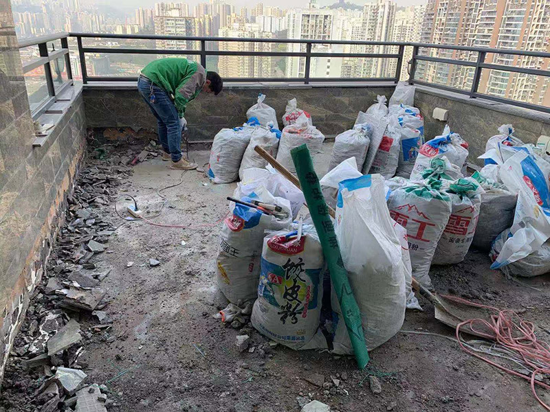 頂面瓷磚拆除建渣裝袋：漏水有可能是地面的防水有斷裂，可以把地面的磚縫用防水涂料重新涂一下。如果已經(jīng)影響到樓下了，這樣處理的效果可能不會(huì )太好，因為斷裂的不是瓷磚而是防水層，而水在瓷磚下面是流動(dòng)的，所以光堵一兩個(gè)磚縫肯定還會(huì )漏水。 最好的方法是將原來(lái)的瓷磚和防水層都拆除掉，重新做防水層，重新鋪磚?？梢詫⒌孛婧蛪γ娴姆浪坎鸪?，整體翻新；也可以把地面的拆除，墻面只拆除從地面往上的兩片磚，在墻面兩片磚以下的部分做防水。