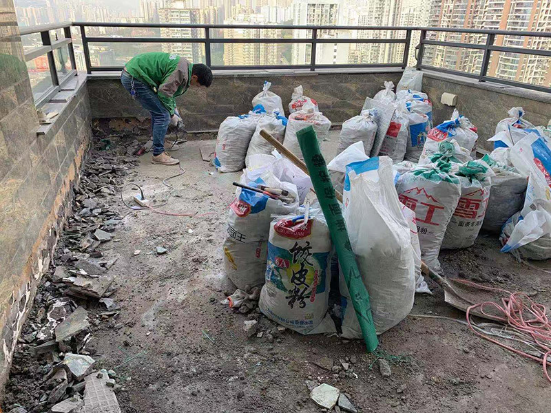 頂面瓷磚拆除建渣裝袋：漏水有可能是地面的防水有斷裂，可以把地面的磚縫用防水涂料重新涂一下。如果已經(jīng)影響到樓下了，這樣處理的效果可能不會(huì )太好，因為斷裂的不是瓷磚而是防水層，而水在瓷磚下面是流動(dòng)的，所以光堵一兩個(gè)磚縫肯定還會(huì )漏水。 最好的方法是將原來(lái)的瓷磚和防水層都拆除掉，重新做防水層，重新鋪磚?？梢詫⒌孛婧蛪γ娴姆浪坎鸪?，整體翻新；也可以把地面的拆除，墻面只拆除從地面往上的兩片磚，在墻面兩片磚以下的部分做防水。