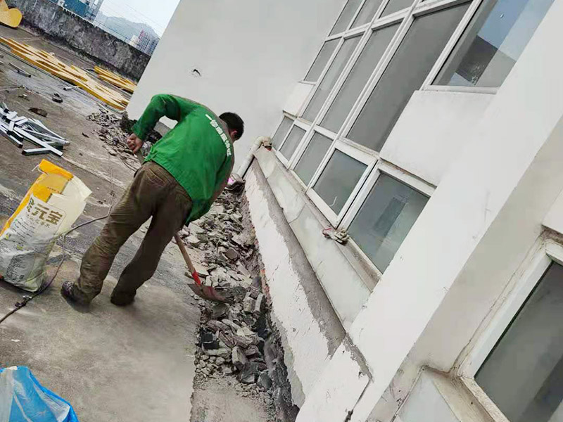 屋頂鏟除建渣裝袋：涂膜防水層依附于基層，基層質(zhì)量好壞，直接影響防水涂膜的質(zhì)量。因而在涂膜施工前，應對基層進(jìn)行認真的檢查和必要的處理，使之達到涂膜施工的要求。涂料的涂布應采取“先高后低、先遠后近、先立面后平面”的施工順序。同一屋面上先涂布排水比較集中的水落口、天溝、檐口等節點(diǎn)部位，再進(jìn)行大面積的涂布。