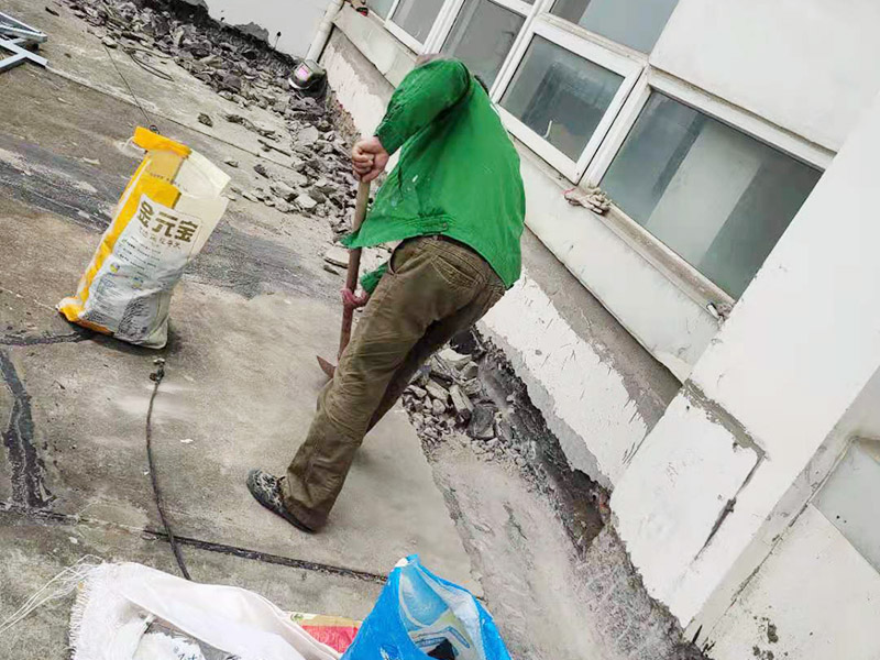 屋頂鏟除建渣裝袋：涂膜防水層依附于基層，基層質(zhì)量好壞，直接影響防水涂膜的質(zhì)量。因而在涂膜施工前，應對基層進(jìn)行認真的檢查和必要的處理，使之達到涂膜施工的要求。涂料的涂布應采取“先高后低、先遠后近、先立面后平面”的施工順序。同一屋面上先涂布排水比較集中的水落口、天溝、檐口等節點(diǎn)部位，再進(jìn)行大面積的涂布。