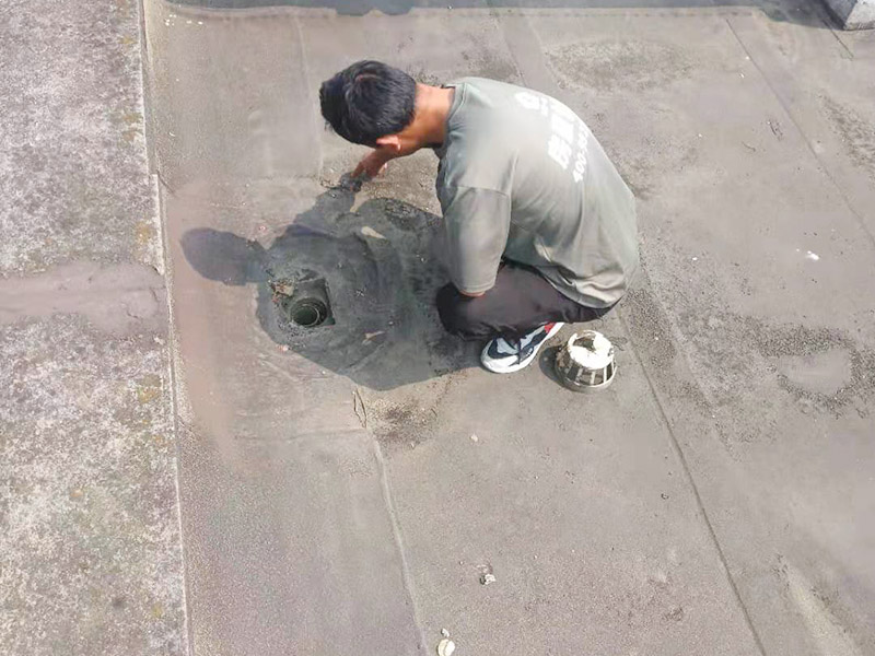 屋面排水口維修：涂膜防水層依附于基層，基層質(zhì)量好壞，直接影響防水涂膜的質(zhì)量。因而在涂膜施工前，應對基層進(jìn)行認真的檢查和必要的處理，使之達到涂膜施工的要求。涂料的涂布應采取“先高后低、先遠后近、先立面后平面”的施工順序。同一屋面上先涂布排水比較集中的水落口、天溝、檐口等節點(diǎn)部位，再進(jìn)行大面積的涂布。用滾刷或毛刷均勻地涂刷多遍，直到達到規定的涂膜厚度要求，不得漏底，待涂層干固后，才能進(jìn)行下一道工序。當多遍涂布時(shí)，每遍涂刷方向應與上一遍方向相垂直。