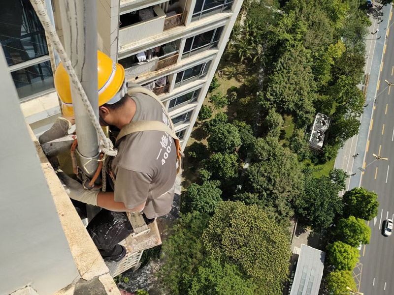 外墻高空作業(yè)：高空作業(yè)需要知道的小知識(shí)：高于地面2米以上(含2米)，且為懸空的高度作業(yè)是為高空作業(yè)。 安全措施需要注意這些點(diǎn)：高空作業(yè)人員必須正確佩帶安全帽，必須系好安全帶，并掛在牢固處(高掛低用)。高空作業(yè)嚴(yán)禁上下拋物，小型工具、配件用工具包盛裝或使用吊籃吊裝。檢查腳手架的扣件是否完好、螺栓是否擰緊;必須佩帶安全帶并掛牢(可拴在護(hù)欄上)。