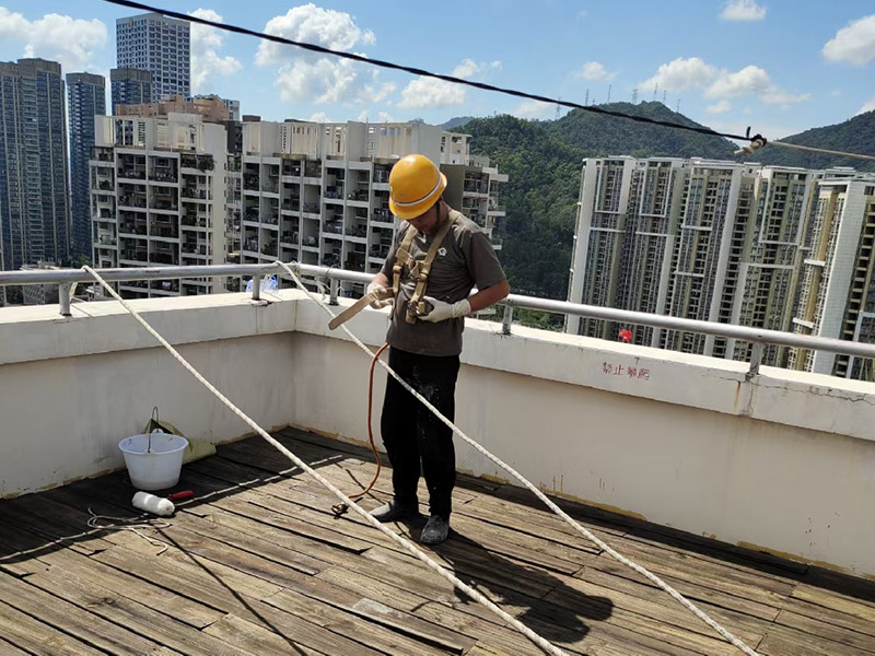 外墻高空作業(yè)：高空作業(yè)需要知道的小知識(shí)：高于地面2米以上(含2米)，且為懸空的高度作業(yè)是為高空作業(yè)。 安全措施需要注意這些點(diǎn)：高空作業(yè)人員必須正確佩帶安全帽，必須系好安全帶，并掛在牢固處(高掛低用)。高空作業(yè)嚴(yán)禁上下拋物，小型工具、配件用工具包盛裝或使用吊籃吊裝。檢查腳手架的扣件是否完好、螺栓是否擰緊;必須佩帶安全帶并掛牢(可拴在護(hù)欄上)。