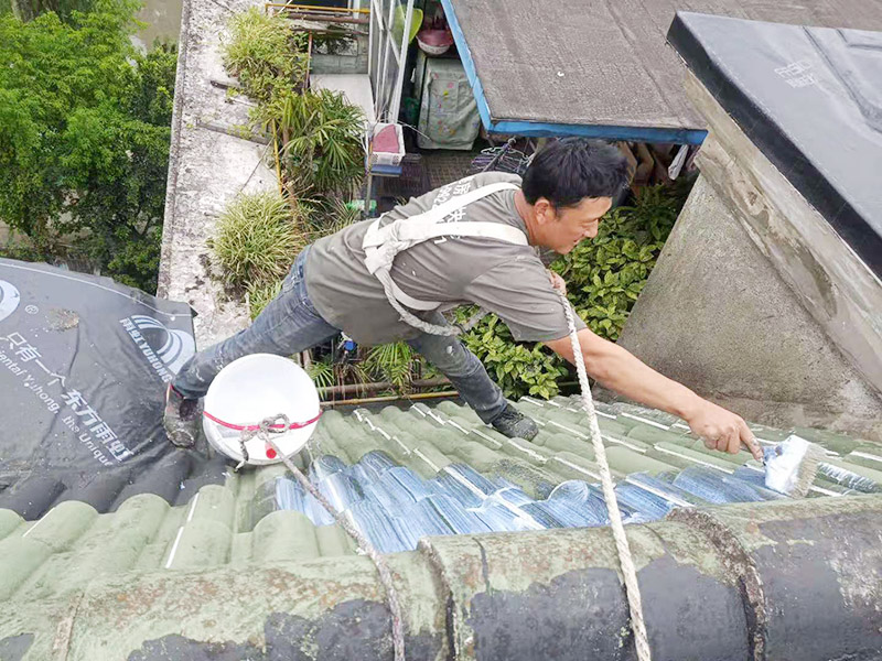 屋面防水卷材后刷防水：防水層鋪貼之前，所有其它工程必須施工完畢，然后清理基層?；鶎颖仨毱秸?、堅固、無(wú)松動(dòng)、起砂、起鼓、 凹凸和裂縫，而且防水一般都是兩遍，最好是卷材防水和涂料防水一起做，這樣最保險，在基層先均勻涂刷基層處理劑一層。待基層處理劑干燥后,可涂刷膠粘劑，應一次涂刷均勻。將卷材按預定位置放好后開(kāi)始鋪貼，用膠粘劑粘平，干燥數分鐘后用壓輥壓實(shí)。