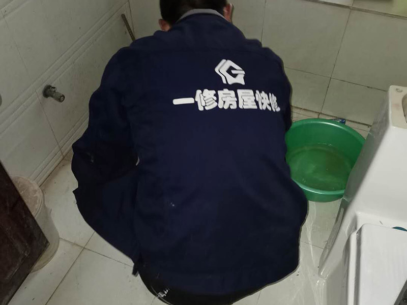 衛(wèi)生間滲水比較輕微，衛(wèi)生間不砸瓷磚做